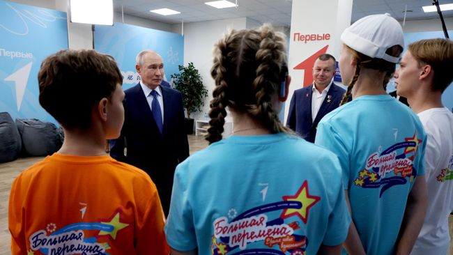 Школьник рассказал, как обменялся футбольными пасами с Путиным