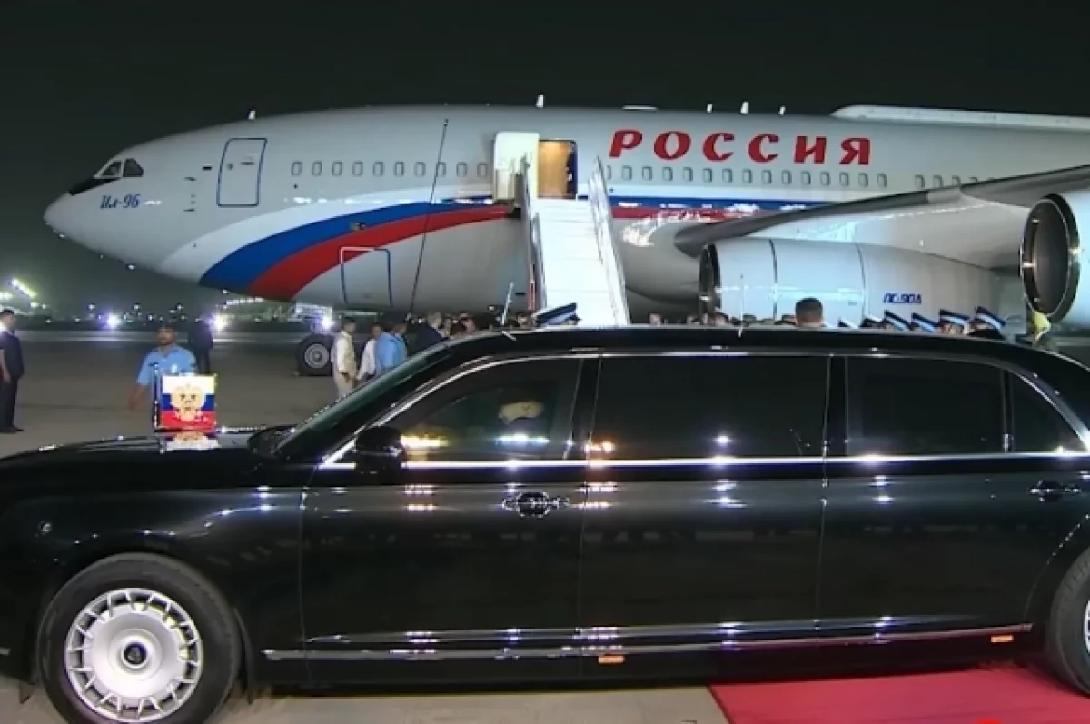 Путин использует автомобиль Aurus для поездок во время визита в Туркмению