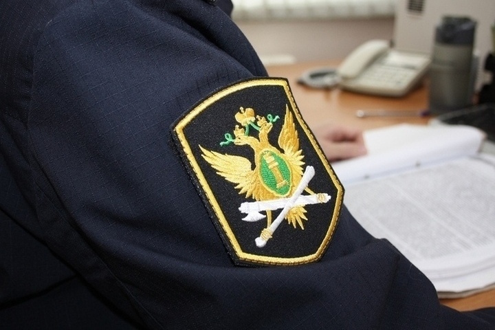 Упавший с лестницы работник отсудил 300 тысяч рублей