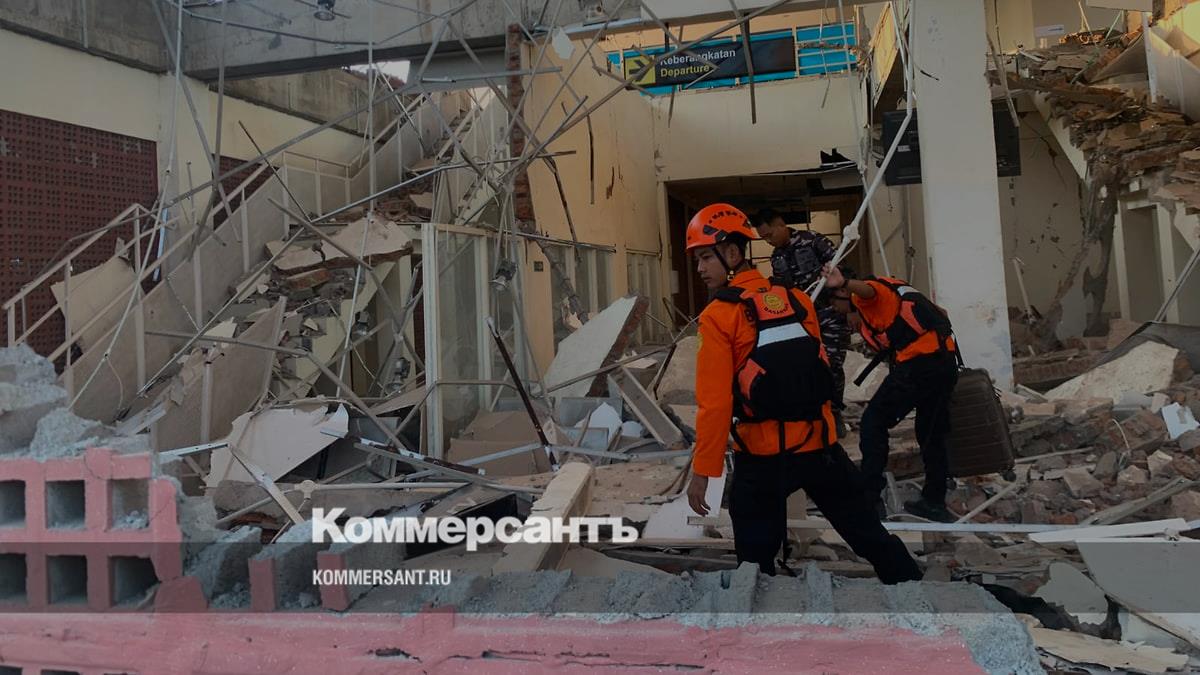 В Индонезии из-за землетрясения погибли как минимум 20 человек