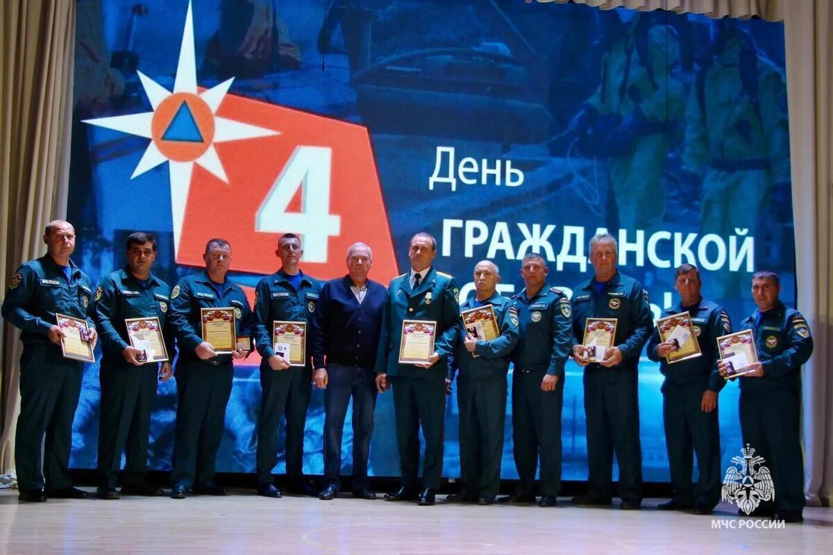 Пожарных из Котельниково Волгоградской области наградили за преданность делу
