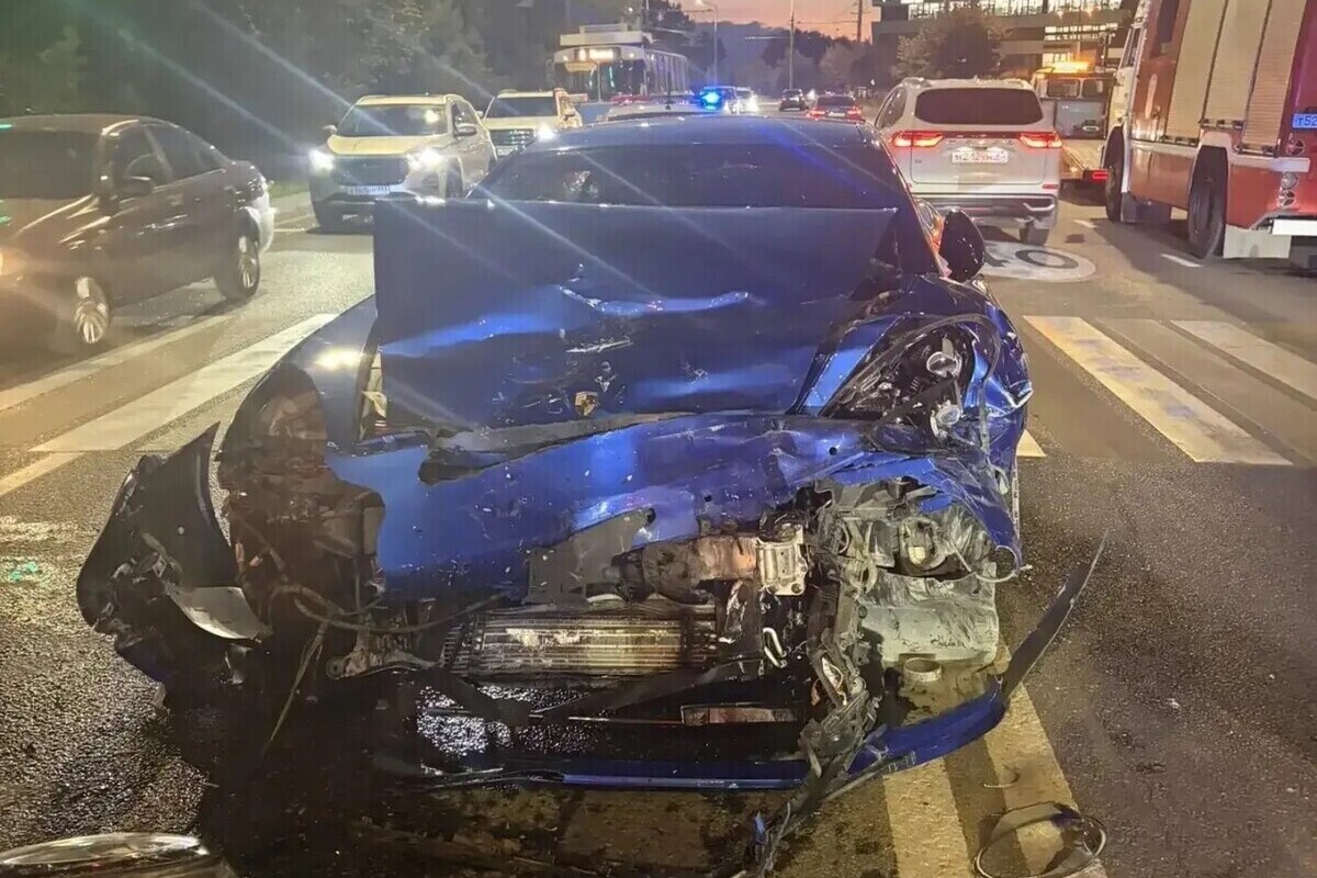 Водитель Porshe бросил машину и сбежал с места ДТП с Audi в Краснодаре
