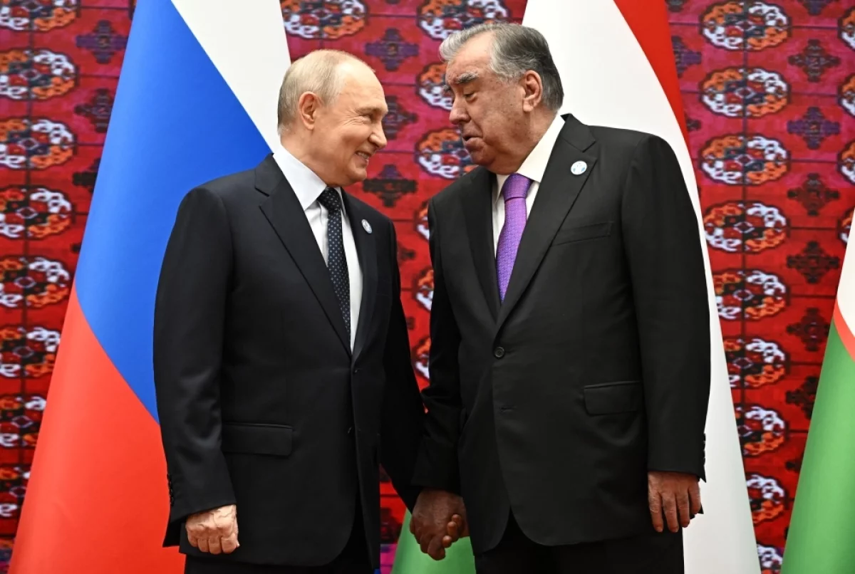 Путин перед саммитом СНГ пообщался с лидером Таджикистана Рахмоном