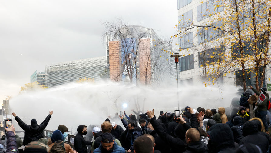 Полиция Брюсселя разогнала протест школьников, перекрывших дорогу в центре