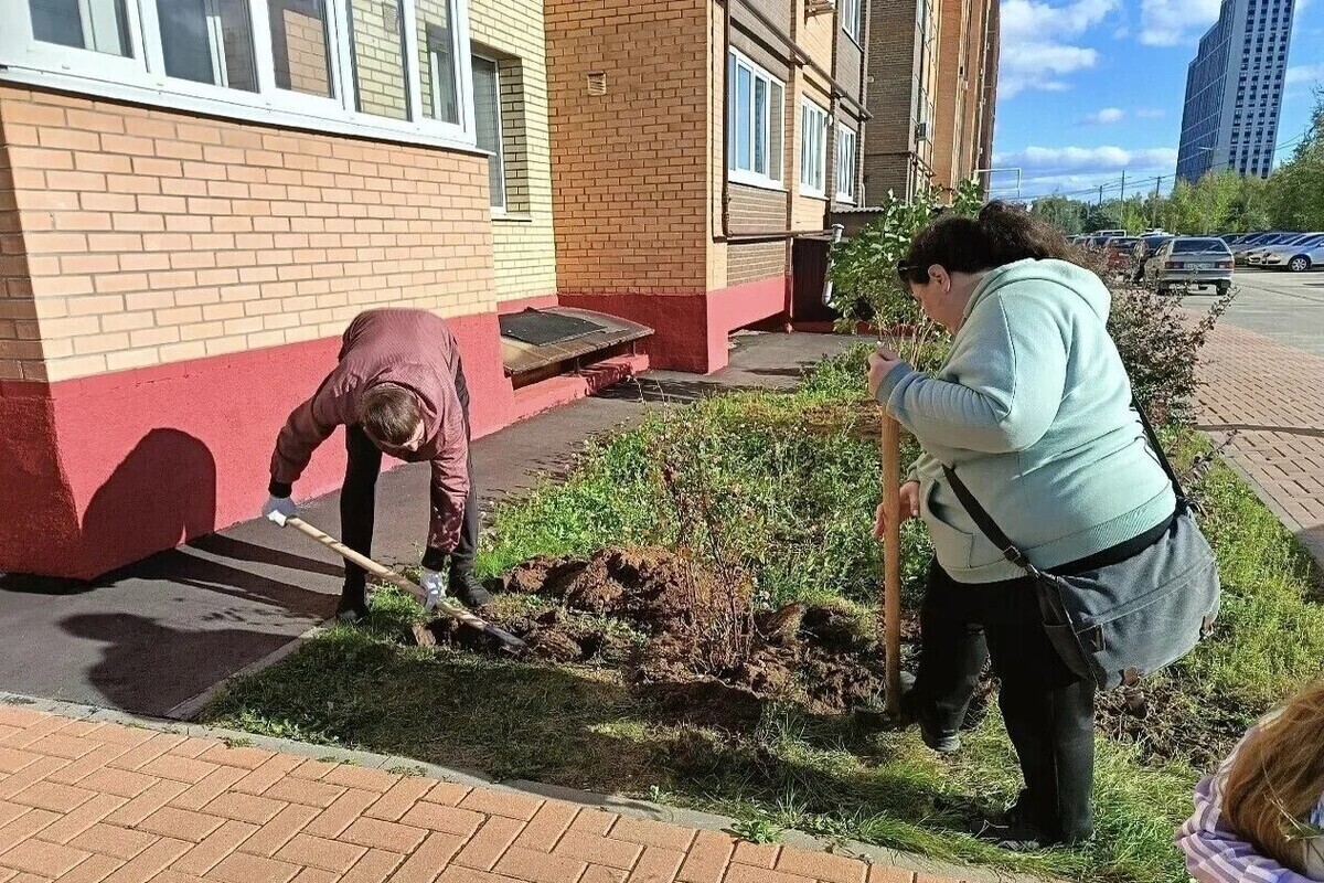 В Рязани продолжаются субботники на территориях ТОС