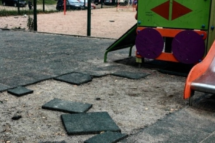 Вандалы уничтожили покрытие детской площадки в Питкяранте