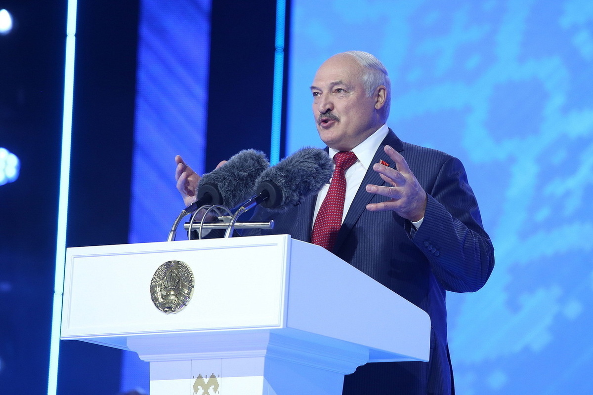«Никуда не денется»: Лукашенко пошутил над Пашиняном во время фотосессии