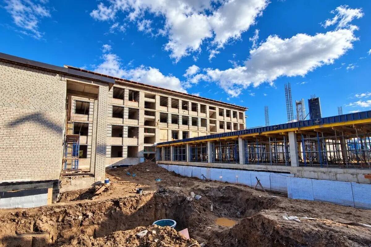 В Ивангороде построили первый этаж нового флигеля школы №2 со столовой