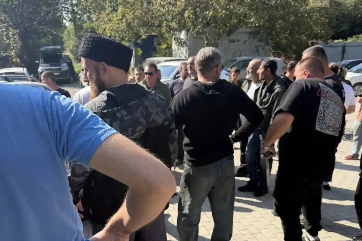 Десятки человек задержали мужчину, нападавшего на девушек с ножом в Краснодаре