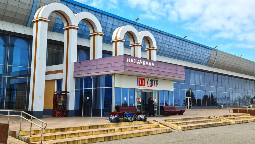 Аэропорт Махачкалы временно приостановил работу