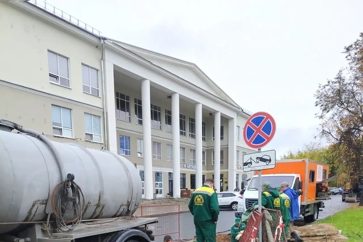 «Псковские тепловые сети» устранили крупную утечку на площади Ленина в Пскове