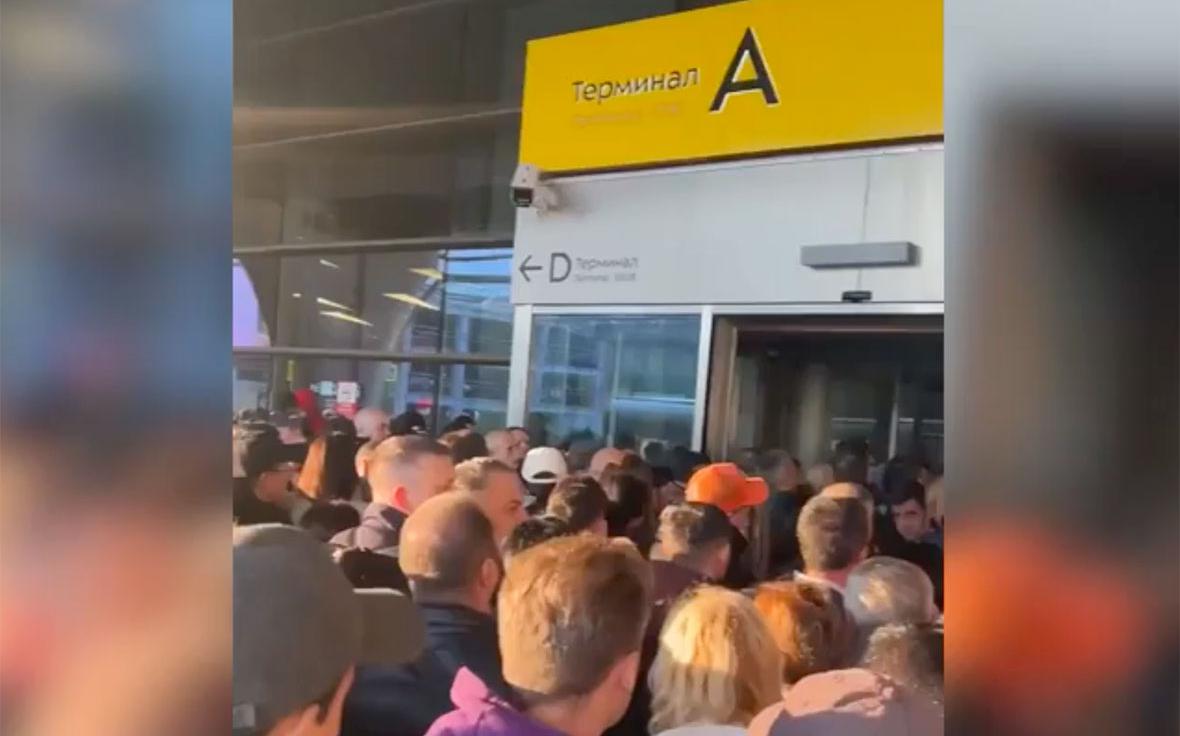 Очереди в аэропортах Москвы из-за задержки более 200 рейсов. Видео