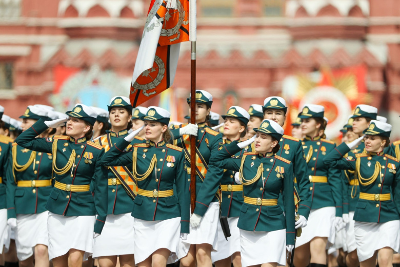Кабмин предложил изменить предельный возраст военной службы для женщин