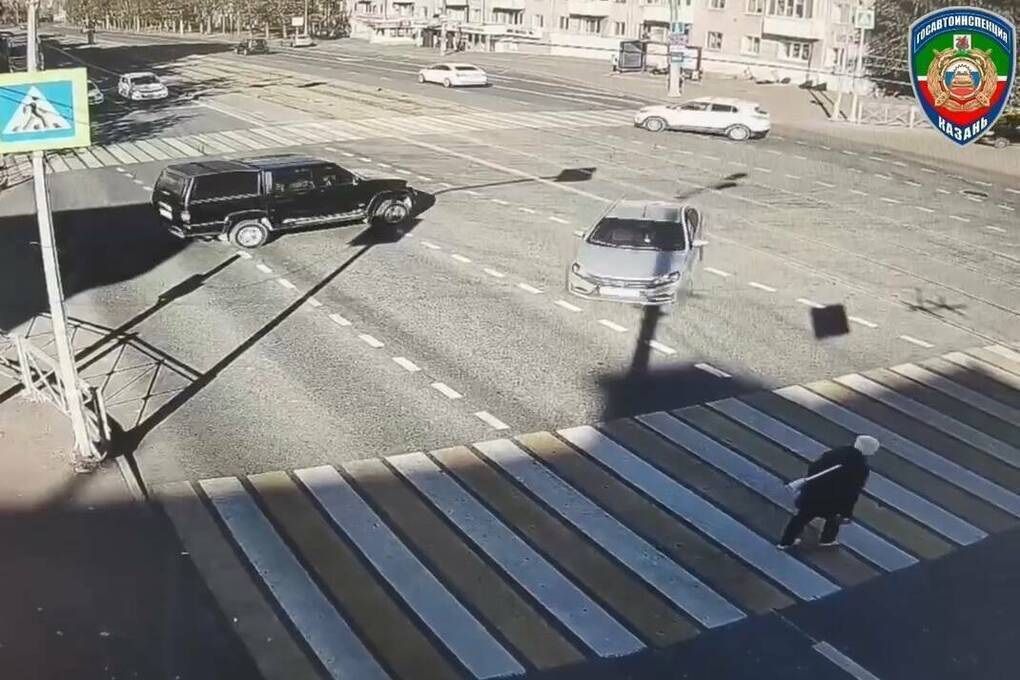 В Казани легковое авто сбило женщину на зебре