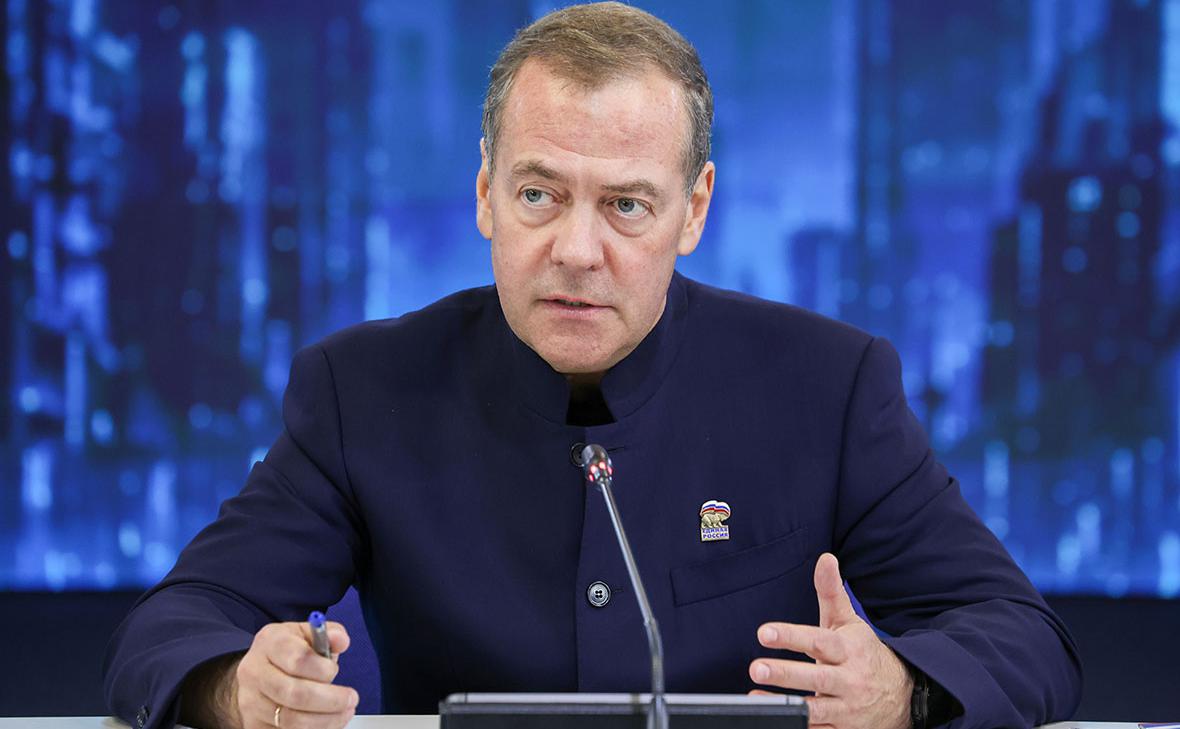 Медведев прокомментировал реакцию Мерца на визит Шрёдера в Москву