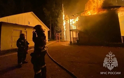 В Ленобласти 117 детей эвакуировали из лагеря из-за ночного пожара в корпусе