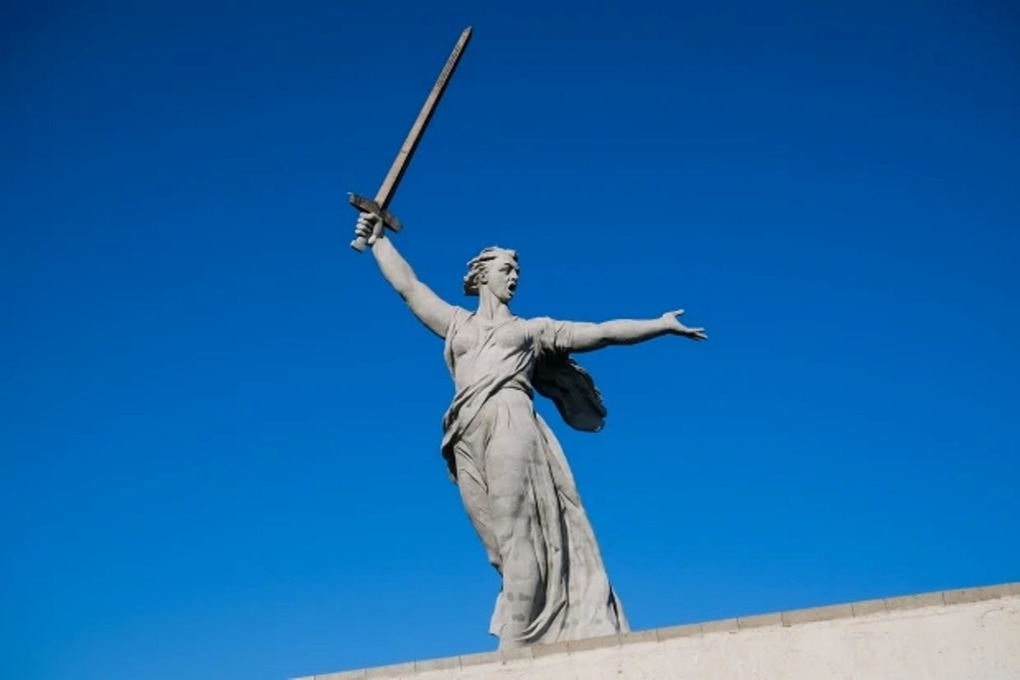 В Волгограде тумбы с землей городов-героев временно покинут Мамаев курган