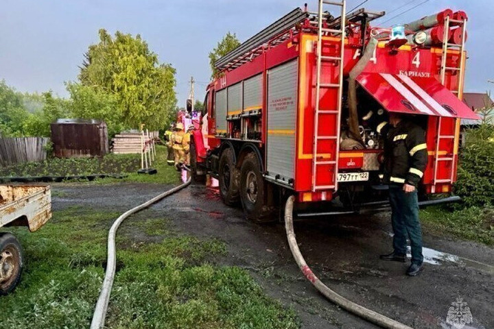 Гараж загорелся в одном из сел Алтайского края