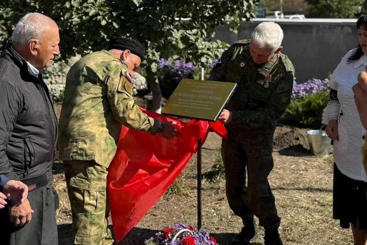 Сотрудник полиции приняла участие в открытии Аллеи памяти в Ровеньках