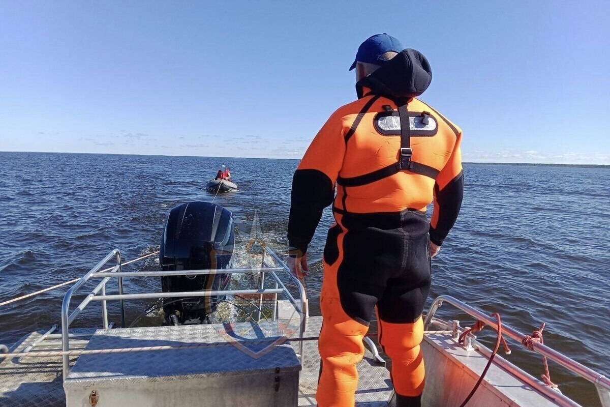 На Ладоге спасатели помогли рыбакам в лодке со сломанным мотором