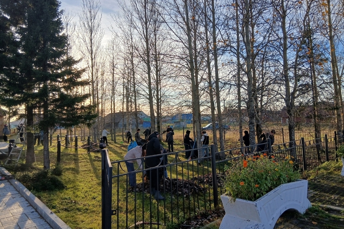 В селе Ома провели генеральную уборку у памятника воинам ВОВ