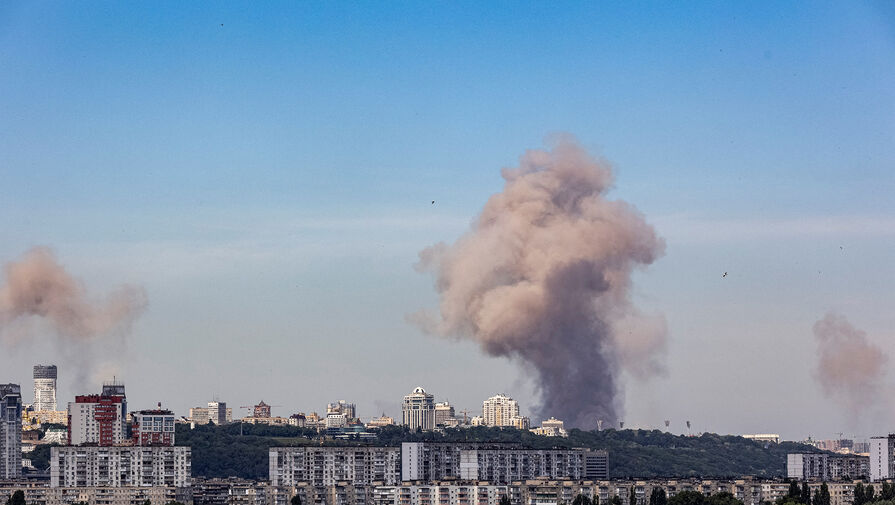 В Киеве заметили столб дыма после взрыва