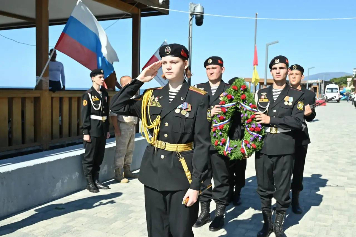 В Адлере на фестивале гребного спорта почтили память защитников побережья