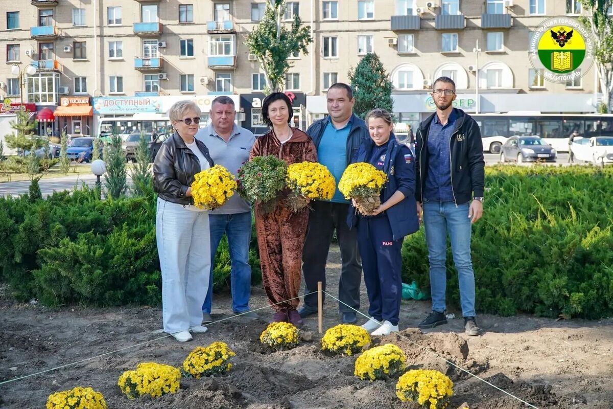 Площадь Победы в Мелитополе украсили яркими хризантемами