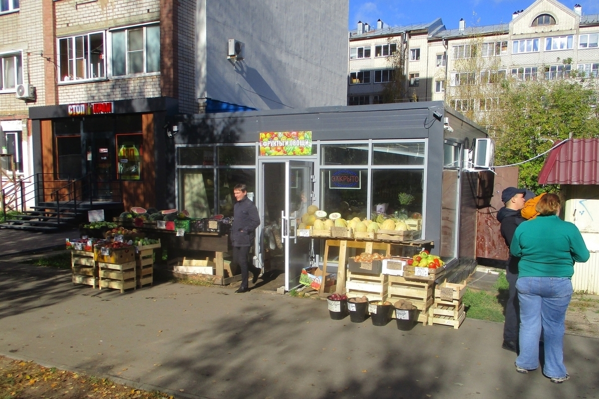 В Кирове пресекли незаконную торговлю фруктами и овощами на тротуаре