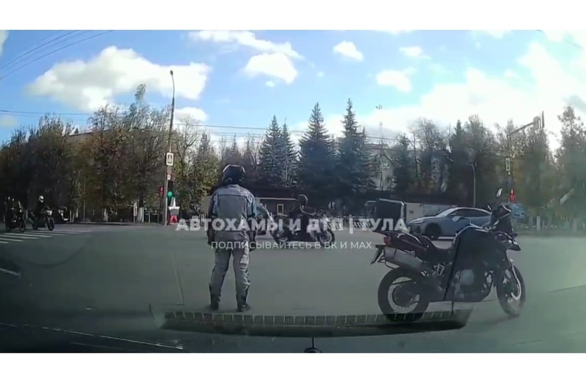 В Туле мотоциклисты перекрыли дорогу и колонной пронеслись на красный