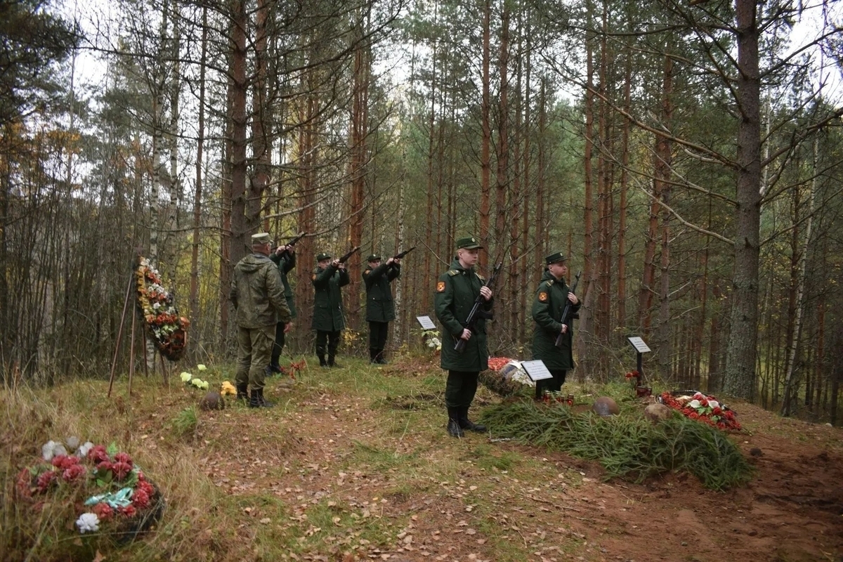 В Выборгском районе захоронили останки 8 красноармейцев