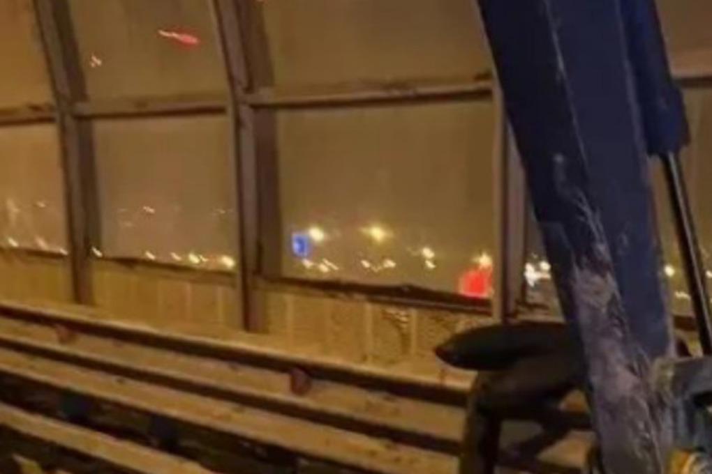 Во время работ на КАД двух рабочих засыпало песком в траншее