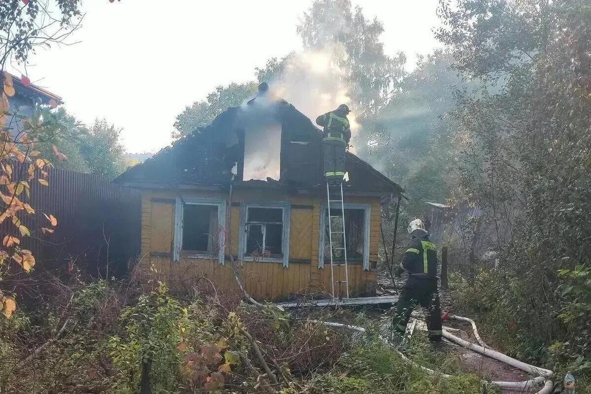 Дежурные сутки ленинградских спасателей: 11 пожаров, 6 ДТП и поиск в лесу