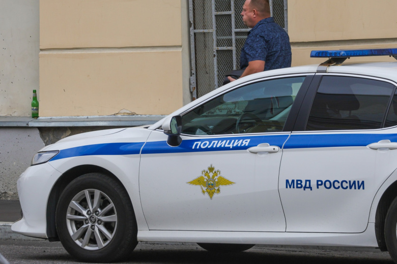 Барнаульцы пожаловались на женщину, бегающую с ломом по дому