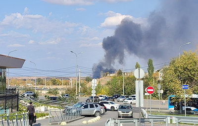В Волгограде на площади 2 тыс. кв. м горит мусор