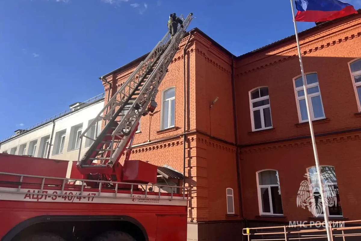 В Крестцах пожарные отработали ликвидацию возгорания в школе № 1