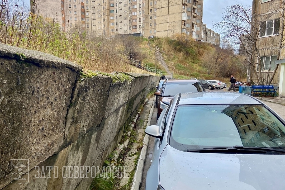 Автомобилистов на Адмирала Сизова в Североморске попросили подвинуться из-за стенки