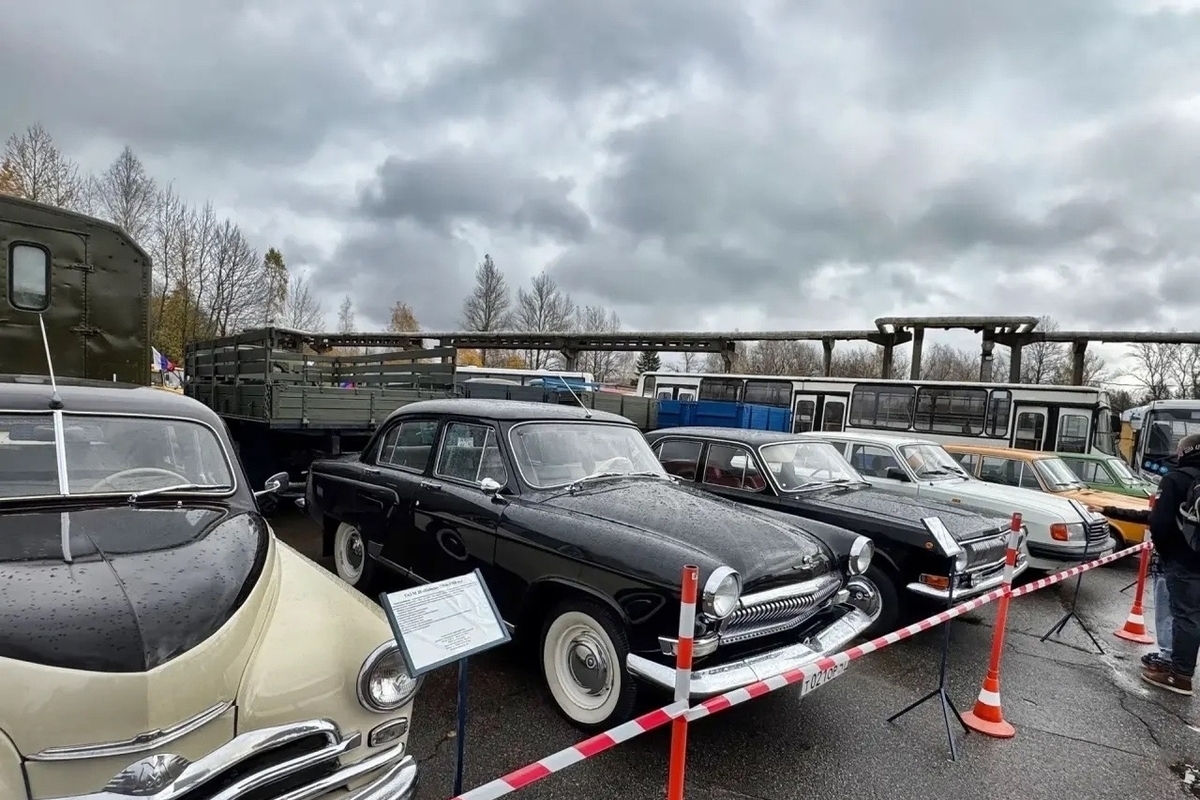 В Бокситогорске показали советский автотранспорт: личный и общественный