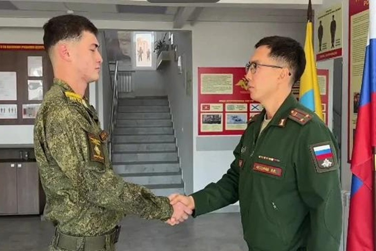 Выпускники военно-учебного центра калмыцкого университета получили военные билеты
