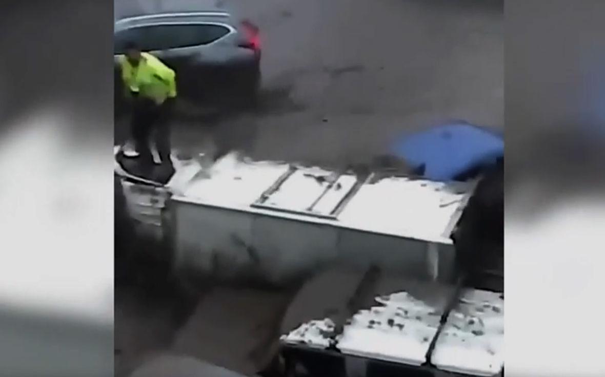 Водитель грузовика чудом спасся во время наводнения в Чили. Видео
