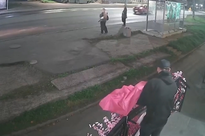 В одном и том же цветочном магазине города стали «покупать» одни и те же зонтики вместо цветов