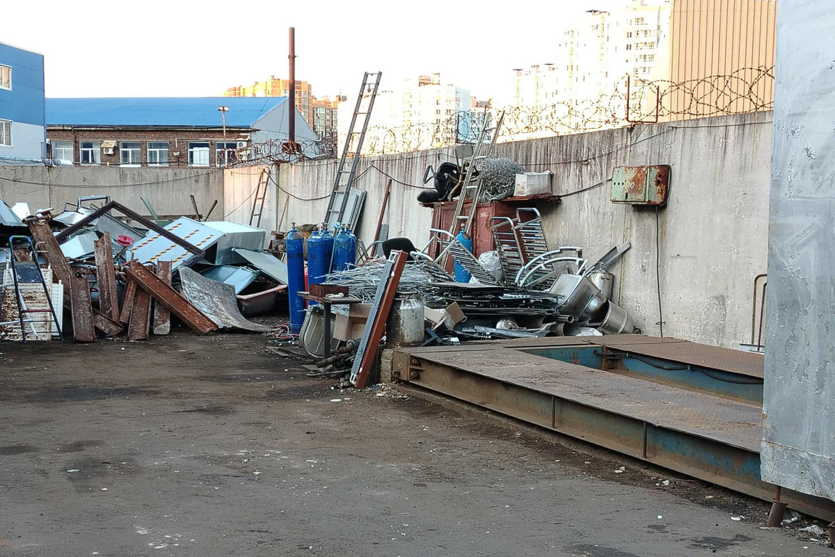 Под Новгородом нашли незаконную площадку с горами строительного лома