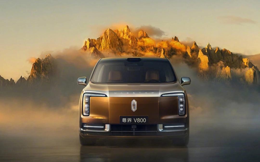 Три машины — три поломки: у китайского минивэна Maextro V800 за 1 млн юаней (примерно 13 млн рублей) ломается педаль тормоза