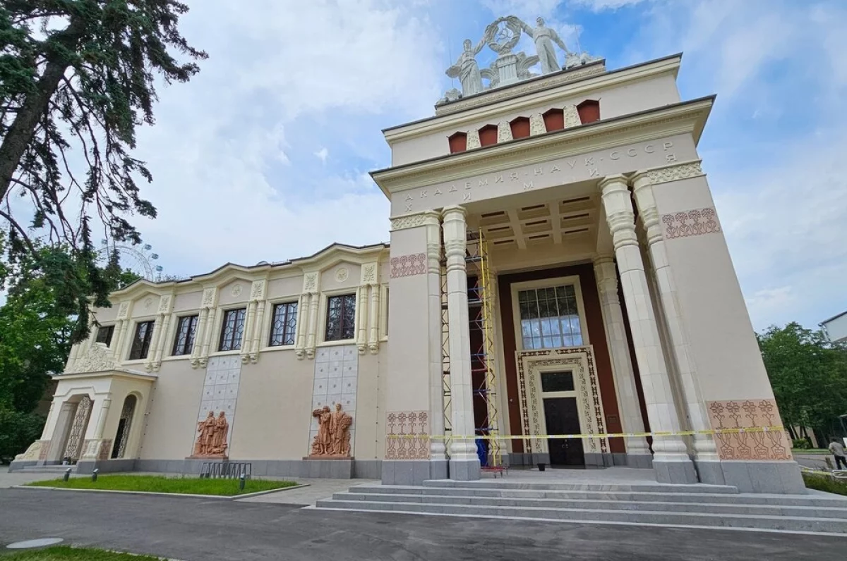Под кирпичом нашли витражи. Как реставрировали павильон «Химия» на ВДНХ