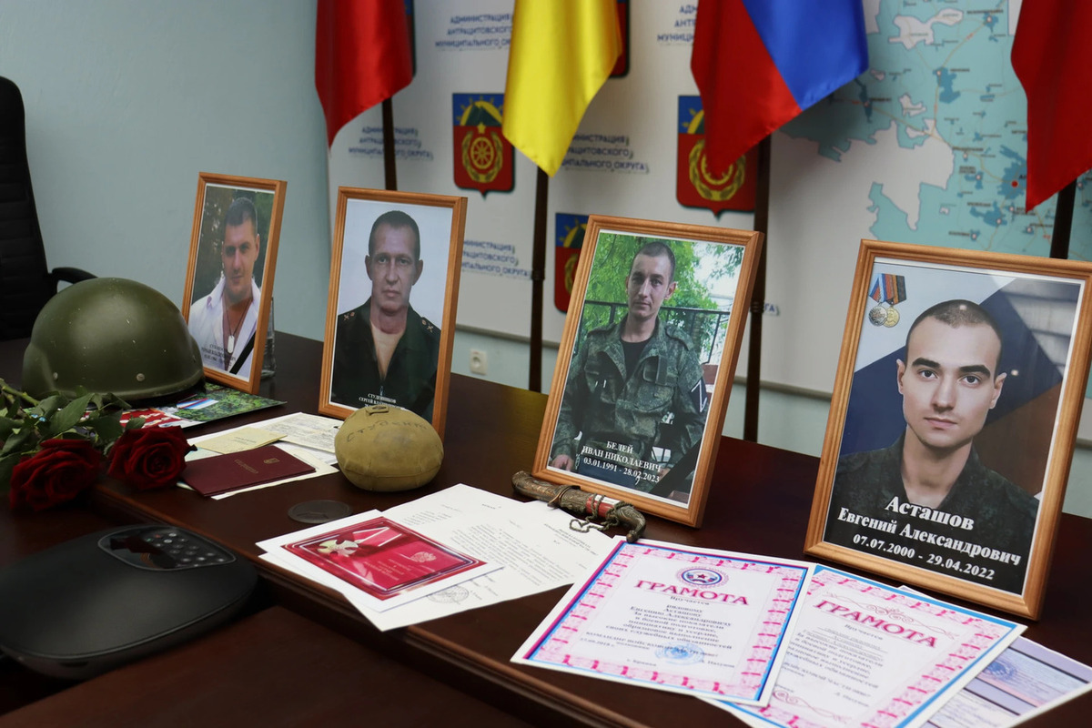 В Антрацитовском округе документы погибших бойцов СВО передали в архив на вечное хранение