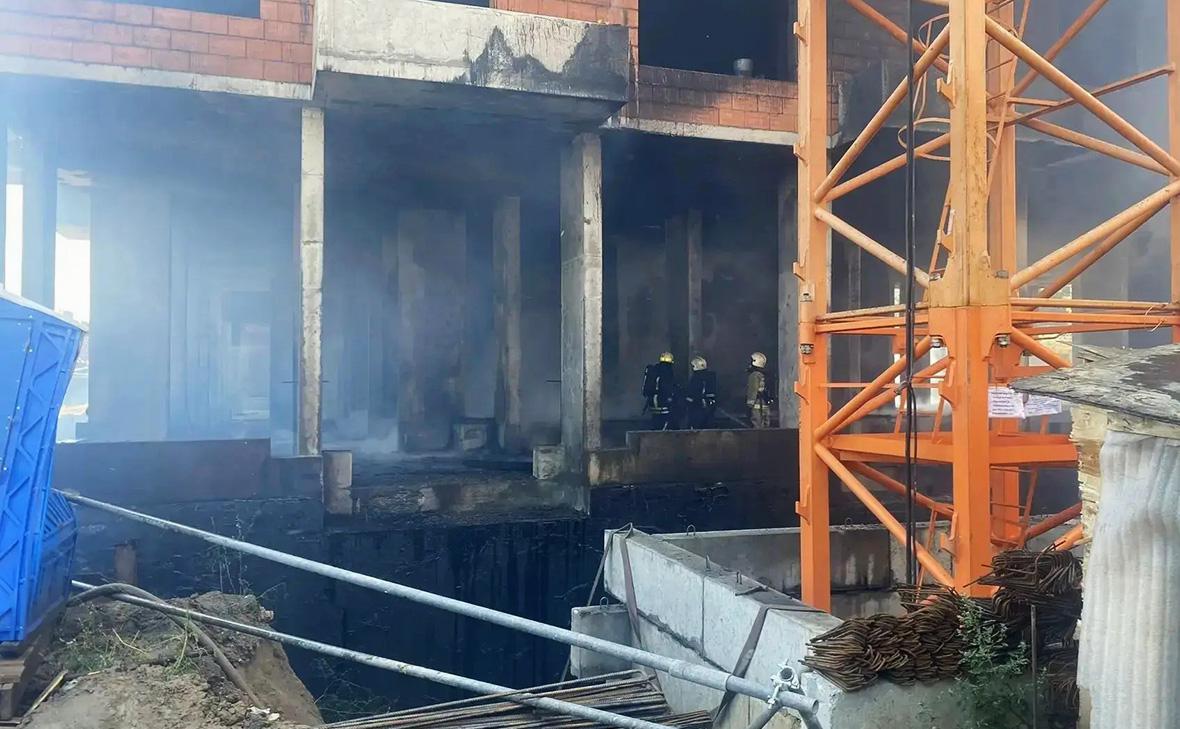 Восемь человек попали в реанимацию после пожара в строящемся доме в Омске