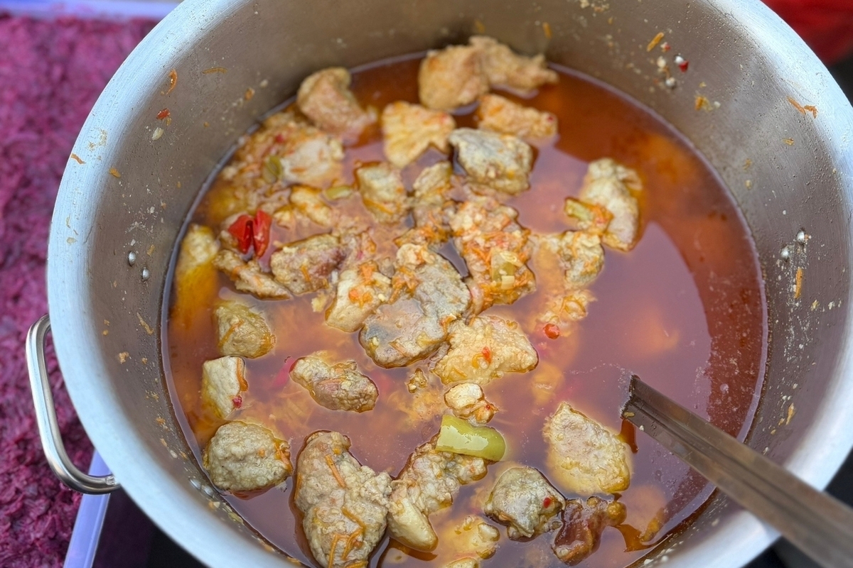В Курске бездомных накормили борщом, макаронами и тушёной свининой