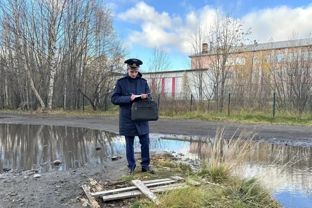 Открытый колодец и разбитый проезд обнаружили в Мончегорске после жалобы жителя