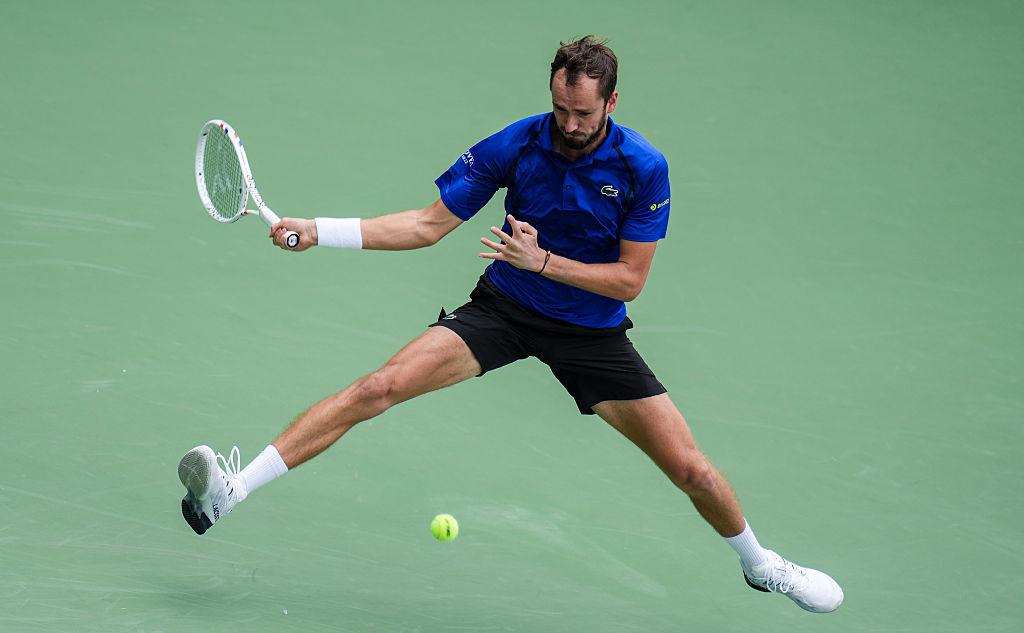 Медведев сыграет с Циципасом за выход в четвертьфинал «Мастерса» в Шанхае