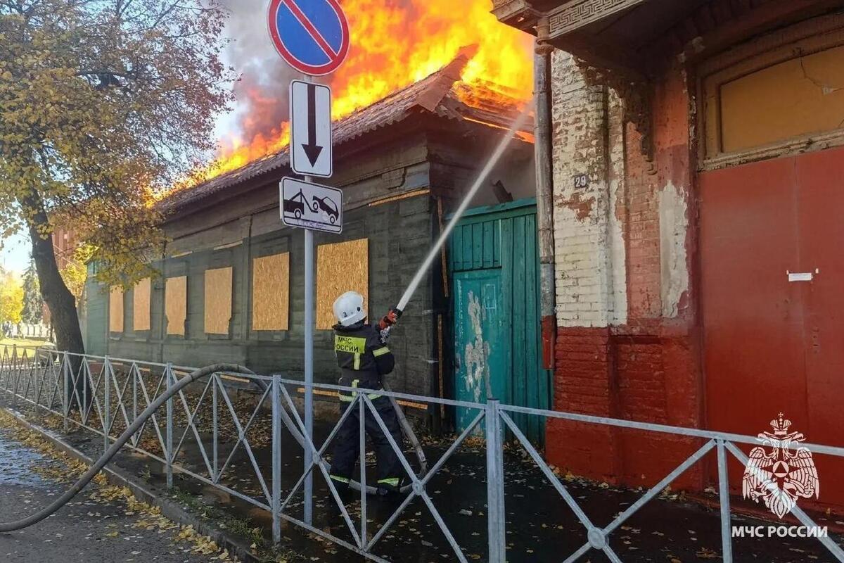 В Орле на улице Карачевской загорелся расселённый дом